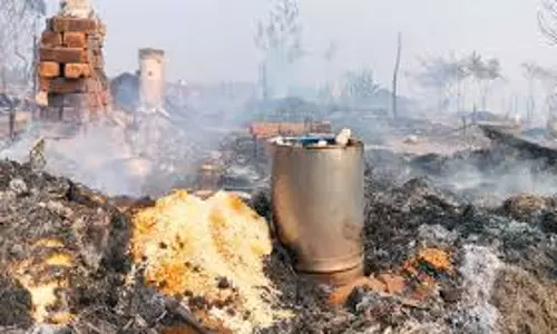 Lakhimpur Kheri: भीषण आग लगने से 32 घर जलकर राख