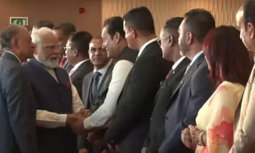प्रधानमंत्री मोदी ने मॉरीशस पहुंचने के बाद ओबेरॉय होटल में की लोगों से मुलाकात