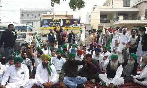 Mohali-Fatehgarh साहिब में आप विधायकों के कार्यालयों के बाहर किसानों ने किया विरोध प्रदर्शन Mohali-Fatehgarh साहिब में आप विधायकों के कार्यालयों के बाहर किसानों ने किया विरोध प्रदर्शन