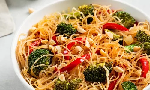 Rice Noodles: यह एक बहुत ही स्वादिष्ट व्यंजन है Rice Noodles: यह एक बहुत ही स्वादिष्ट व्यंजन है