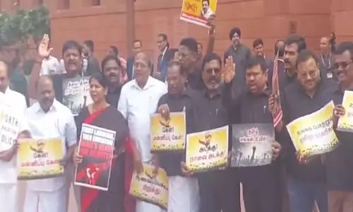DMK सांसदों ने एनईपी और तीन-भाषा फॉर्मूले को लेकर संसद में विरोध प्रदर्शन किया