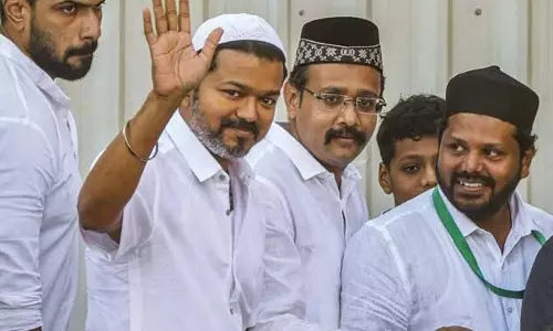 इफ्तार कार्यक्रम को लेकर विजय के खिलाफ शिकायत दर्ज इफ्तार कार्यक्रम को लेकर विजय के खिलाफ शिकायत दर्ज