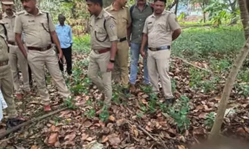Kollam में चर्च परिसर में सूटकेस में कंकाल के अवशेष मिले Kollam में चर्च परिसर में सूटकेस में कंकाल के अवशेष मिले