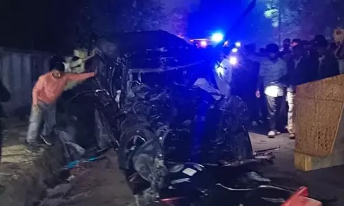 Ranchi: कोकर में स्कॉर्पियो ने ट्रक को मारी टक्कर, तीन लोगों की मौत Ranchi: कोकर में स्कॉर्पियो ने ट्रक को मारी टक्कर, तीन लोगों की मौत