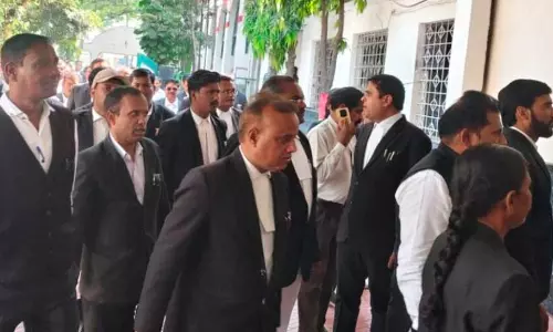 तहसील दफ्तर को दूसरे जगह शिफ्ट करने पर भड़के वकील, कर रहे प्रदर्शन
