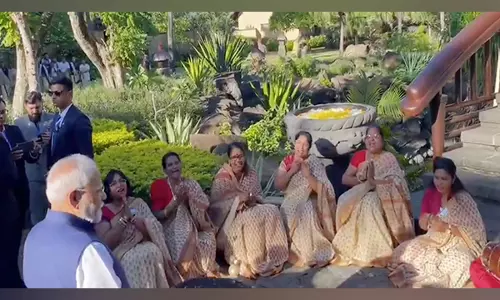 मॉरीशस में भारतीयों ने पारंपरिक बिहारी गीत गाकर PM Modi का स्वागत किया