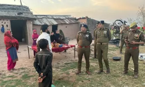 Jammu: डीआईजी शिव कुमार ने कठुआ में लापता लड़कों के परिवारों से की मुलाकात Jammu: डीआईजी शिव कुमार ने कठुआ में लापता लड़कों के परिवारों से की मुलाकात
