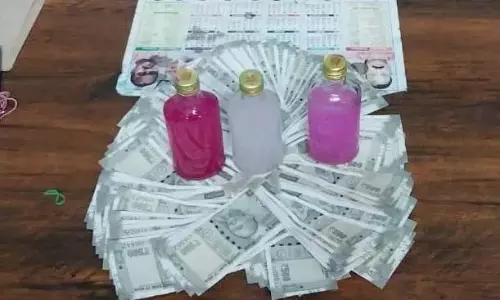ACB के स्टिंग में खम्मम आबकारी अधिकारी 1,500 रुपये की रिश्वत लेते पकड़ा गया ACB के स्टिंग में खम्मम आबकारी अधिकारी 1,500 रुपये की रिश्वत लेते पकड़ा गया