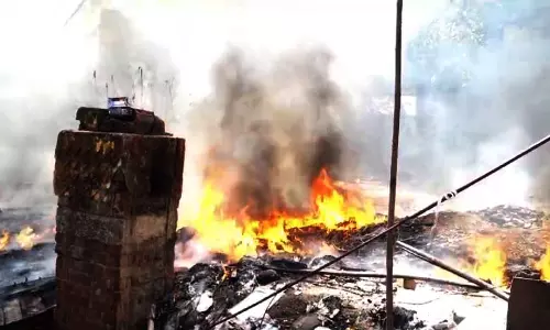 आग की चपेट में पुरानी नगर निगम बिल्डिंग, आसपास अफरातफरी का माहौल आग की चपेट में पुरानी नगर निगम बिल्डिंग, आसपास अफरातफरी का माहौल