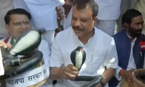 कांग्रेस ने MP विधानसभा के बाहर राज्य सरकार के खिलाफ प्रदर्शन किया