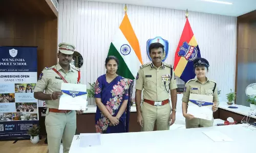 Telangana: आनंद ने दो पुलिसकर्मियों की अच्छी नौकरी के लिए पीठ थपथपाई Telangana: आनंद ने दो पुलिसकर्मियों की अच्छी नौकरी के लिए पीठ थपथपाई