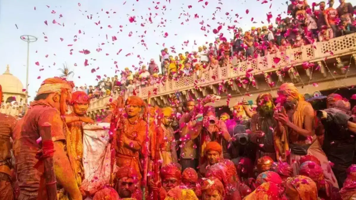 Mathura: होली से पहले वृंदावन में उमड़े श्रद्धालु