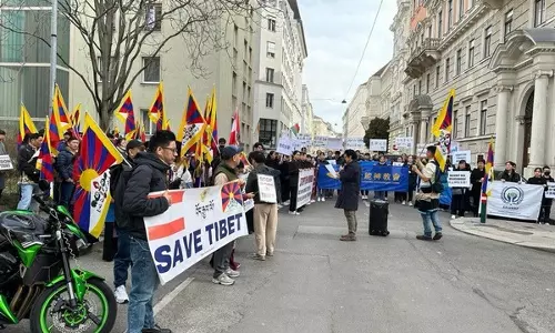Tibetan प्रवासियों ने विद्रोह दिवस की 66वीं वर्षगांठ पर वियना में विरोध प्रदर्शन आयोजित किया Tibetan प्रवासियों ने विद्रोह दिवस की 66वीं वर्षगांठ पर वियना में विरोध प्रदर्शन आयोजित किया