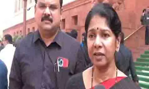 DMK MP कनिमोझी ने लोकसभा में धर्मेंद्र प्रधान की अपमानजनक टिप्पणी के लिए माफी की मांग की DMK MP कनिमोझी ने लोकसभा में धर्मेंद्र प्रधान की अपमानजनक टिप्पणी के लिए माफी की मांग की