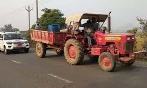 Pauri Garhwal: बिना नंबर प्लेट के ओवर लोडिंग करना पड़ा भारी, 3 ट्रैक्टर ट्रॉलियां सीज