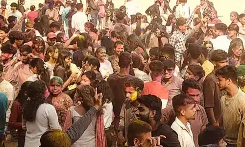 स्कूल-कॉलेजों में उड़े होली के गुलाल, रंगे स्टूडेंट्स