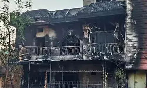 डॉक्टर दंपति के घर आगजनी, सहमा हुआ है पूरा परिवार डॉक्टर दंपति के घर आगजनी, सहमा हुआ है पूरा परिवार