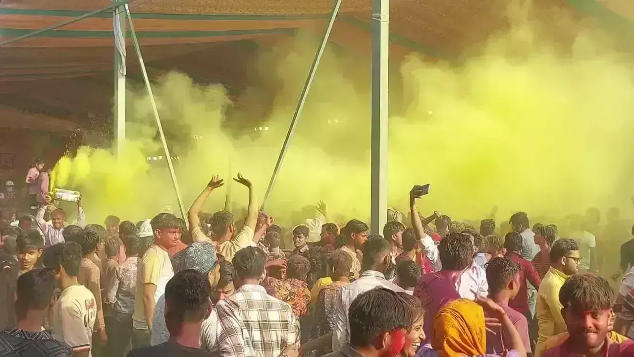 Holi 2025 : कृष्ण जन्मभूमि मथुरा में होली की धूम