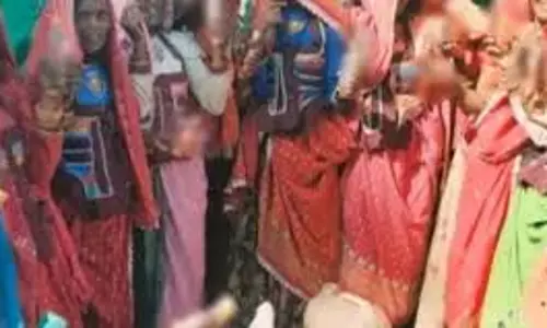 Sirohi: शराब की दुकान को बंद करवाने के लिए धरने पर उतरी महिलाएं