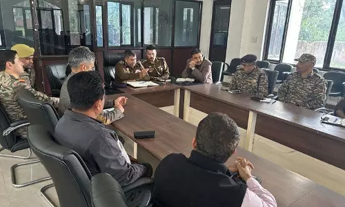 Jammu: सुरक्षा बलों ने स्थानीय लोगों से संदिग्ध गतिविधि की सूचना देने का आग्रह किया Jammu: सुरक्षा बलों ने स्थानीय लोगों से संदिग्ध गतिविधि की सूचना देने का आग्रह किया