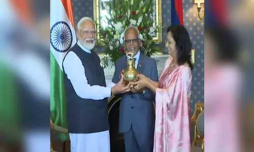 पीएम मोदी ने मॉरीशस के राष्ट्रपति को महाकुंभ जल किया भेंट