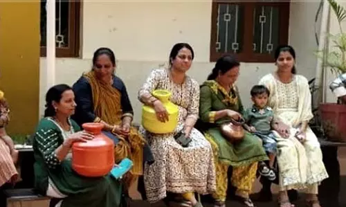जलापूर्ति मुद्दे को लेकर दाग-पोंडा में PWD कार्यालय पर महिलाओं का प्रदर्शन जलापूर्ति मुद्दे को लेकर दाग-पोंडा में PWD कार्यालय पर महिलाओं का प्रदर्शन