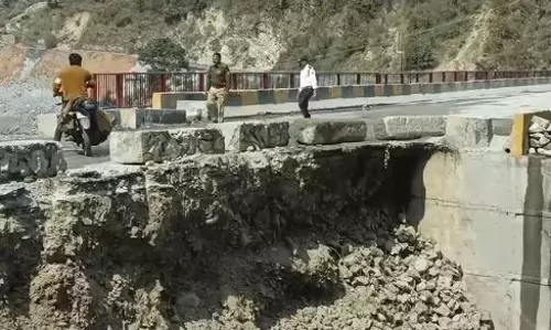 Kedarnath हाईवे पर ढहा पुल, आवगमन बाधित यात्रियों को हो रही परेशानी Kedarnath हाईवे पर ढहा पुल, आवगमन बाधित यात्रियों को हो रही परेशानी