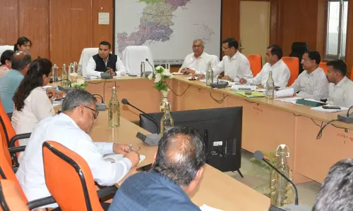 Churu: जिला कलेक्टर अभिषेक सुराणा ने राजस्व अधिकारियों की बैठक में दिए निर्देश