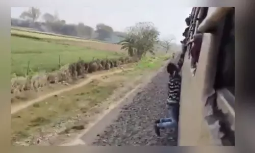 लापरवाही का नतीजा! ट्रेन में स्टंट के चक्कर में बिगड़ा युवक का संतुलन, फिर...