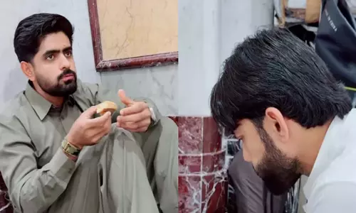 बाबर आज़म और मोहम्मद रिज़वान सऊदी अरब के मक्का में खाना खाते हुए देखे गए बाबर आज़म और मोहम्मद रिज़वान सऊदी अरब के मक्का में खाना खाते हुए देखे गए