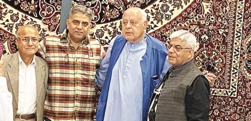 फारूक अब्दुल्ला ने जम्मू में शालीमार कार्पेट का दौरा किया फारूक अब्दुल्ला ने जम्मू में शालीमार कार्पेट का दौरा किया