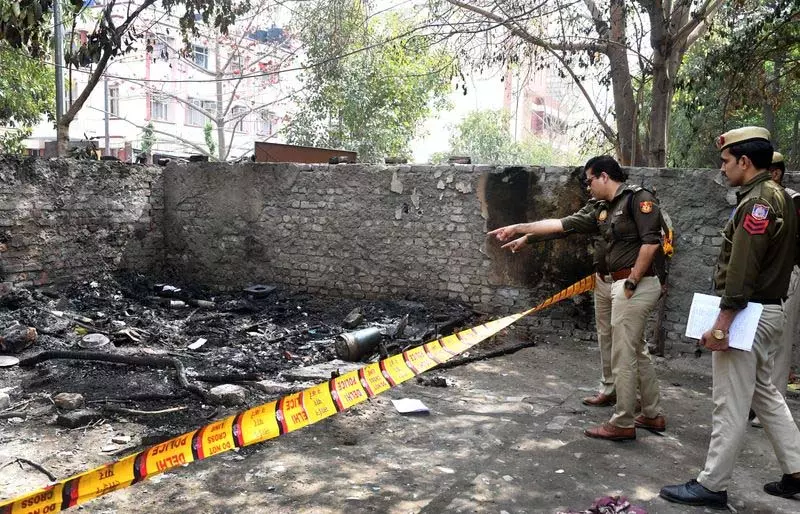 टेंट में आग लगने से तीन मजदूरों सहित भाइयों की जलकर मौत टेंट में आग लगने से तीन मजदूरों सहित भाइयों की जलकर मौत