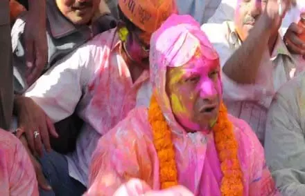 Holi 2025 : गोरखपुर में रंगपर्व की धूम, समरसता के रंग में रंगे सीएम योगी Holi 2025 : गोरखपुर में रंगपर्व की धूम, समरसता के रंग में रंगे सीएम योगी