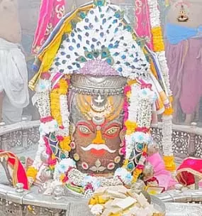 Ujjain : भस्म आरती में मोर पंख से सजे महाकाल, जल्द बदलेगा समय Ujjain : भस्म आरती में मोर पंख से सजे महाकाल, जल्द बदलेगा समय