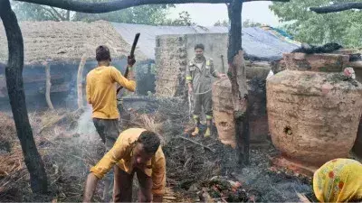 Lakhimpur Kheri: चिरकुआ में भीषण आग लगने से दो भाइयों के घर जलकर राख Lakhimpur Kheri: चिरकुआ में भीषण आग लगने से दो भाइयों के घर जलकर राख
