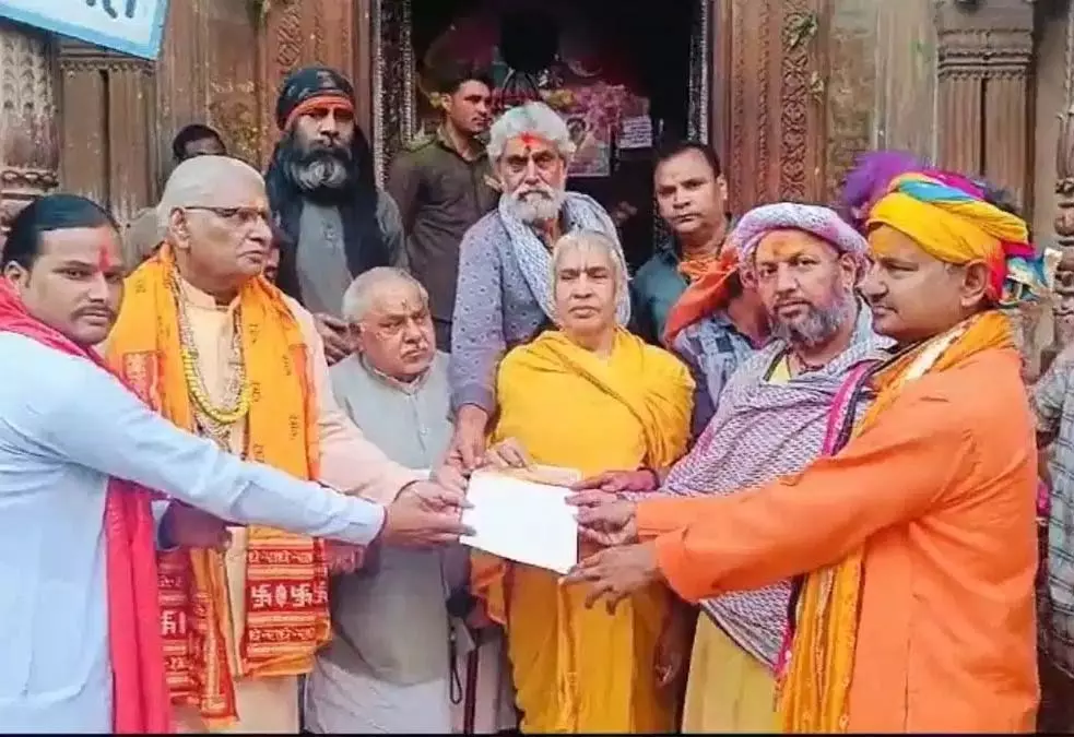 Mathura News : बांके बिहारी मंदिर में मुस्लिम कारीगरों की बनी पोशाकों पर विवाद Mathura News : बांके बिहारी मंदिर में मुस्लिम कारीगरों की बनी पोशाकों पर विवाद