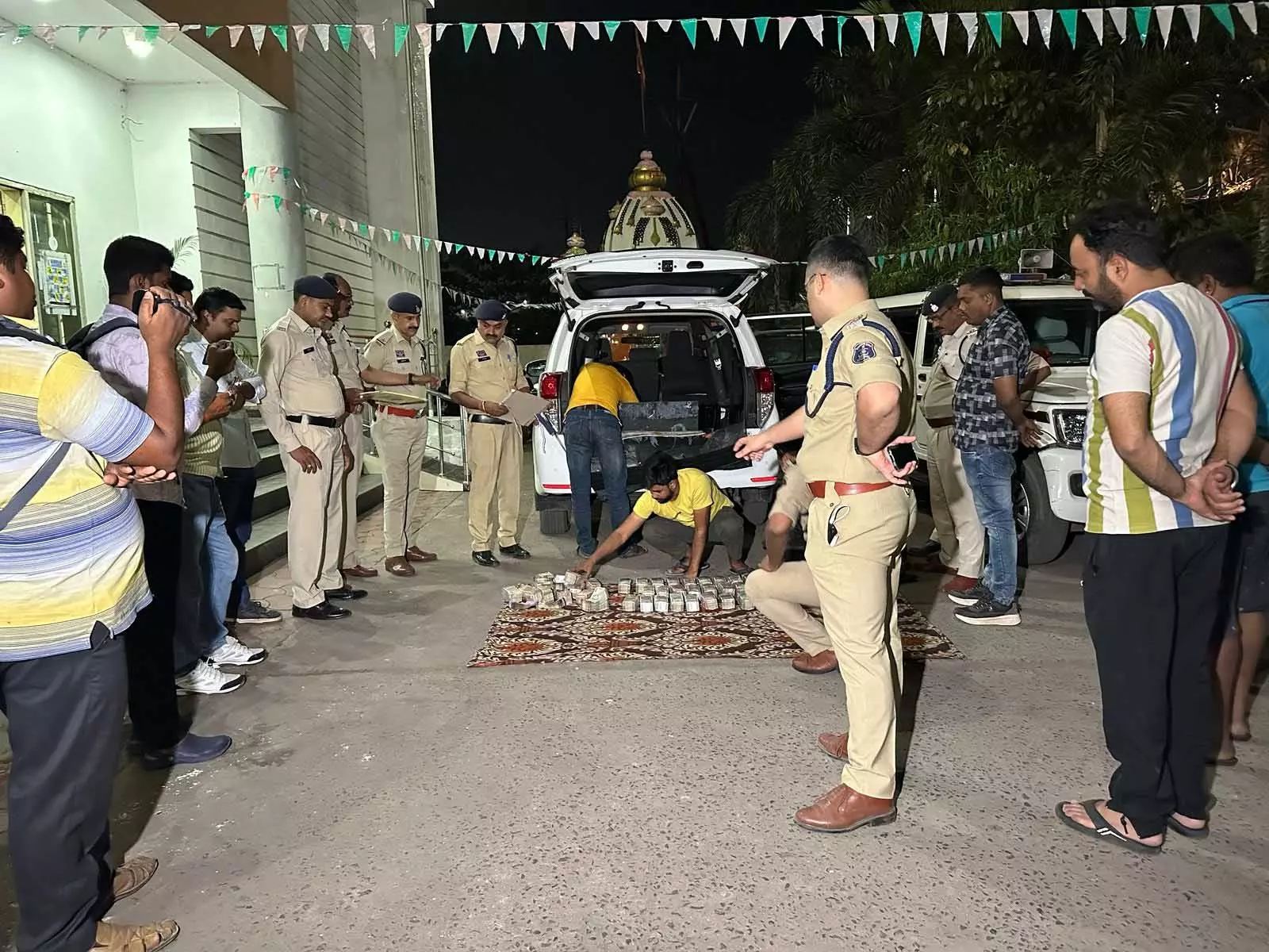 Raipur VIDEO, रायपुर पुलिस ने कार से बरामद किया नोटों का जखीरा, आरोपियों को कैश के बारे में नहीं पता Raipur VIDEO, रायपुर पुलिस ने कार से बरामद किया नोटों का जखीरा, आरोपियों को कैश के बारे में नहीं पता