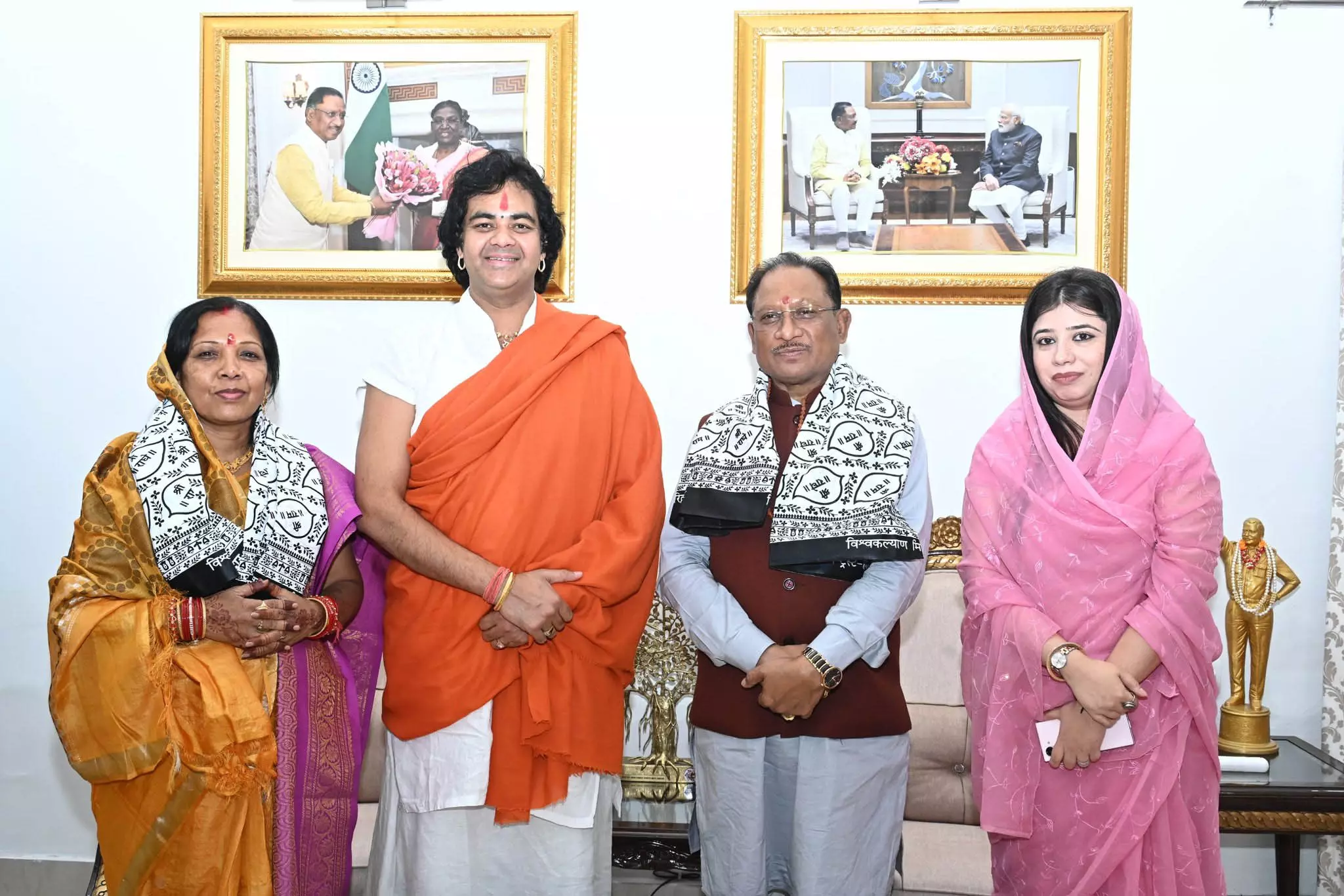 मुख्यमंत्री निवास में विश्वप्रसिद्ध कथावाचक स्वामी चिन्मयानंद बापू का शुभागमन हुआ मुख्यमंत्री निवास में विश्वप्रसिद्ध कथावाचक स्वामी चिन्मयानंद बापू का शुभागमन हुआ