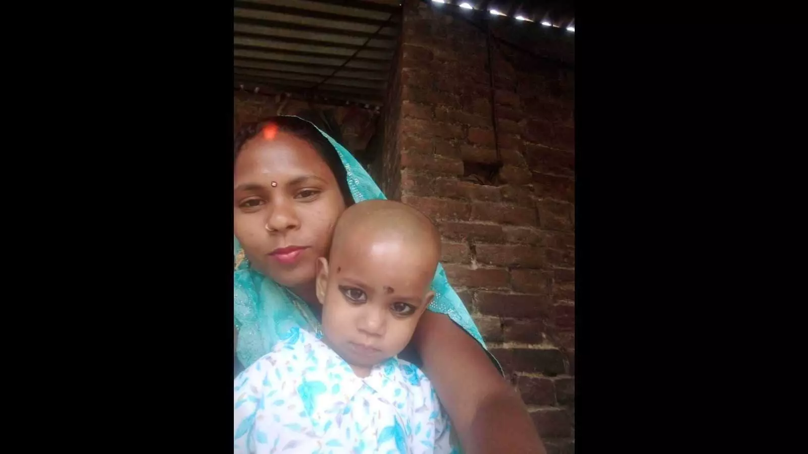 Jaunpur: मां ने तीन साल की बेटी संग ट्रेन के आगे कूदकर दी जान Jaunpur: मां ने तीन साल की बेटी संग ट्रेन के आगे कूदकर दी जान