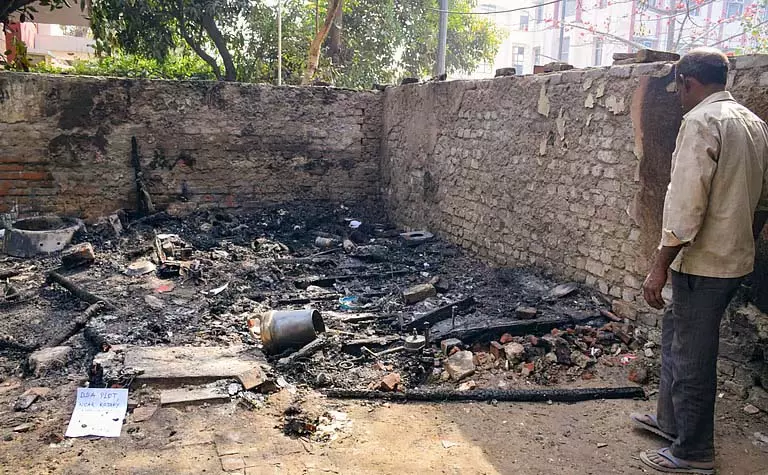 दिल्ली के आनंद विहार में आग लगने से दो भाइयों की मौत, शादी की सारी तैयारियां खत्म दिल्ली के आनंद विहार में आग लगने से दो भाइयों की मौत, शादी की सारी तैयारियां खत्म