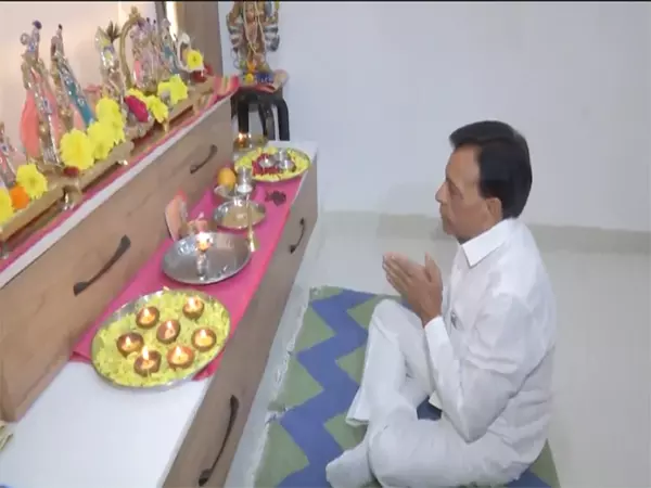 MP उपमुख्यमंत्री और वित्त मंत्री ने आज राज्य का बजट पेश करने से पहले अपने आवास पर पूजा-अर्चना की MP उपमुख्यमंत्री और वित्त मंत्री ने आज राज्य का बजट पेश करने से पहले अपने आवास पर पूजा-अर्चना की
