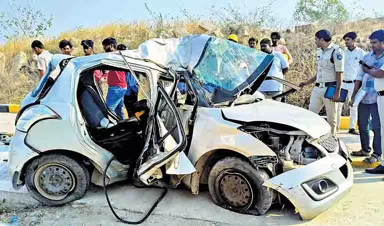 Hyderabad में सड़क दुर्घटना में इंजीनियरिंग छात्र की मौत Hyderabad में सड़क दुर्घटना में इंजीनियरिंग छात्र की मौत