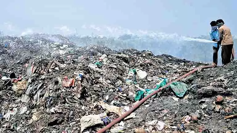 कूड़े का पहाड़ Karimnagar की खूबसूरती को खत्म कर रहा कूड़े का पहाड़ Karimnagar की खूबसूरती को खत्म कर रहा