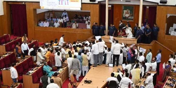 ओडिशा विधानसभा का सत्र हंगामेदार रहा, भाजपा और कांग्रेस विधायक आमने-सामने ओडिशा विधानसभा का सत्र हंगामेदार रहा, भाजपा और कांग्रेस विधायक आमने-सामने