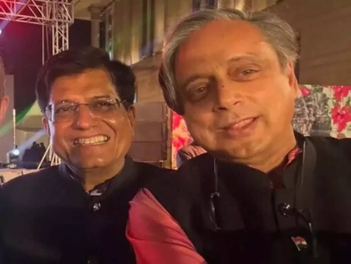 congress एकता शो के बाद शशि थरूर का पिनराई विजयन के साथ सेल्फी, हो रहा वायरल congress एकता शो के बाद शशि थरूर का पिनराई विजयन के साथ सेल्फी, हो रहा वायरल