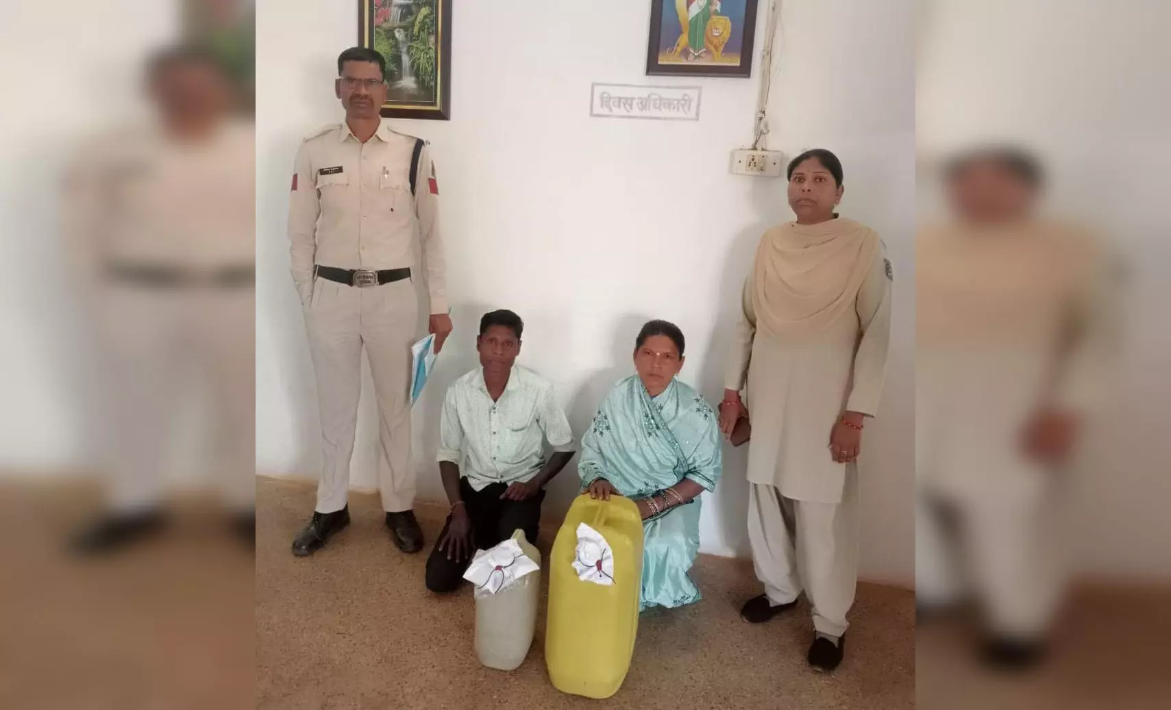 महिला बाथरूम के पीछे अवैध रूप से कच्ची महुआ शराब रखकर बिक्री करते रंगे हाथ पकड़ाई महिला बाथरूम के पीछे अवैध रूप से कच्ची महुआ शराब रखकर बिक्री करते रंगे हाथ पकड़ाई