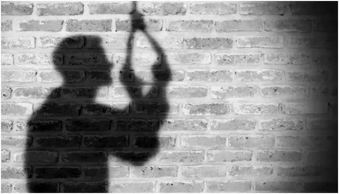 Khandwa: बेटी से बलात्कार के दोषी पिता ने जेल में फांसी लगाकर की आत्महत्या Khandwa: बेटी से बलात्कार के दोषी पिता ने जेल में फांसी लगाकर की आत्महत्या