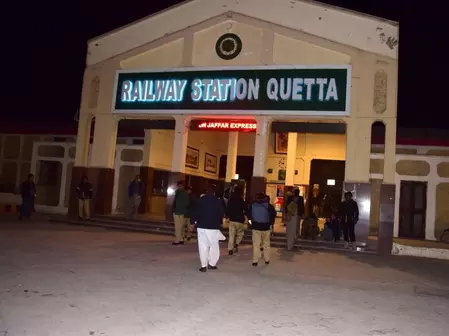 Pak में ट्रेन हमले के बाद बंधकों को छुड़ाने के अभियान में 16 आतंकवादी मारे गए Pak में ट्रेन हमले के बाद बंधकों को छुड़ाने के अभियान में 16 आतंकवादी मारे गए