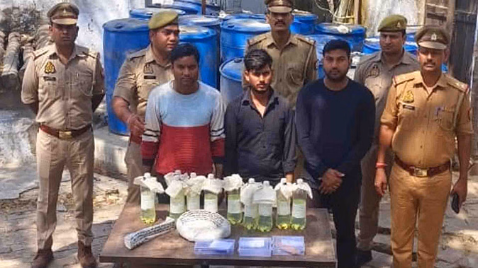 Kanpur: पुलिस ने लाखों लीटर डीजल चोरी करने वाले गिरोह के तीन सदस्यों को दबोचा Kanpur: पुलिस ने लाखों लीटर डीजल चोरी करने वाले गिरोह के तीन सदस्यों को दबोचा