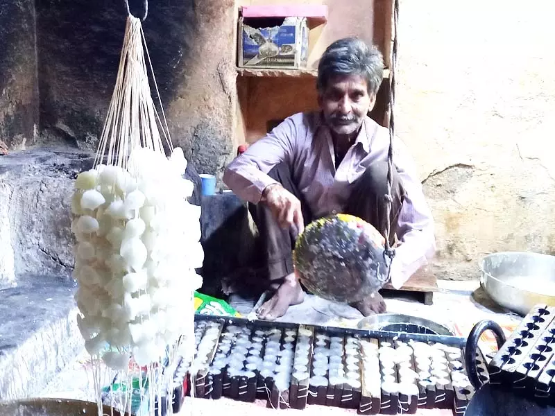 Holi 2025 : होली के दिन बच्चों को मेवे की माला क्यों पहनाई जाती है? जरूर जानें Holi 2025 : होली के दिन बच्चों को मेवे की माला क्यों पहनाई जाती है? जरूर जानें